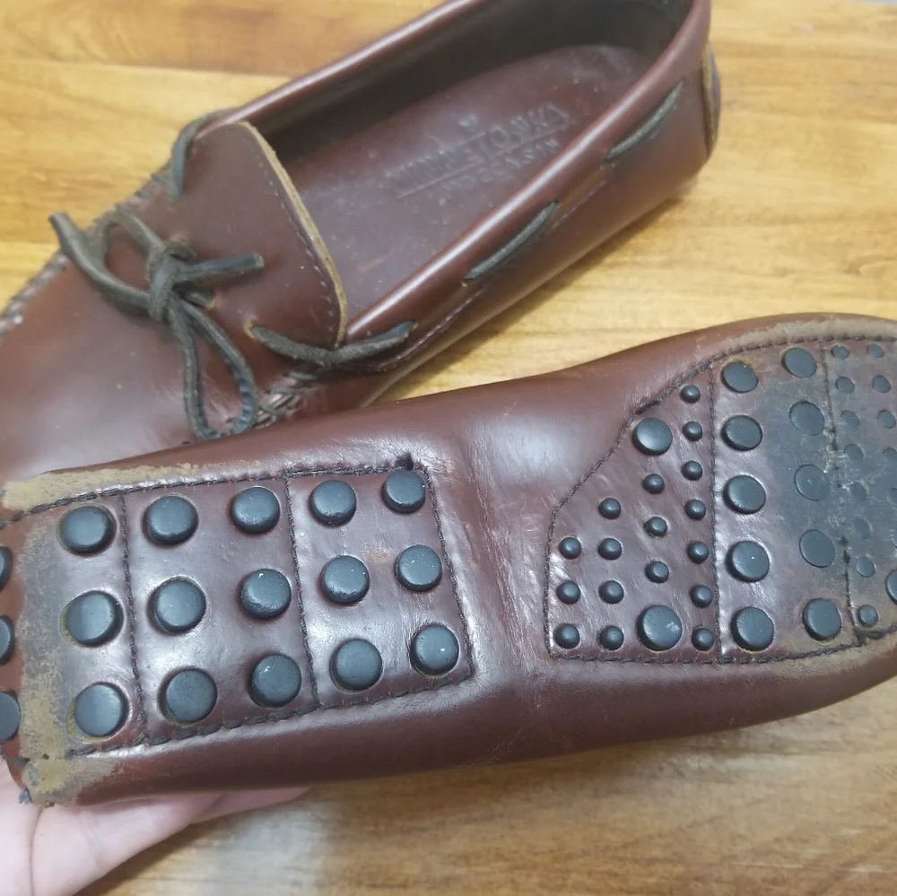 Minnetonka Moccasin  Brown Leather Flaw READ - Picture 3 of 7